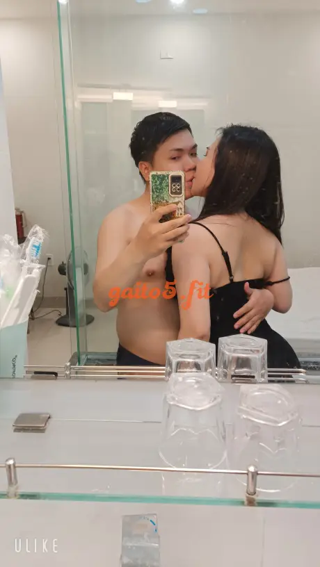 Em gái chủ tiệm spa xinh đẹp lại còn bú cu giỏi